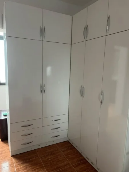 Tirane, jepet me qera apartament 2+1 Kati 3, 150 m² 800 € (Ali Demi)