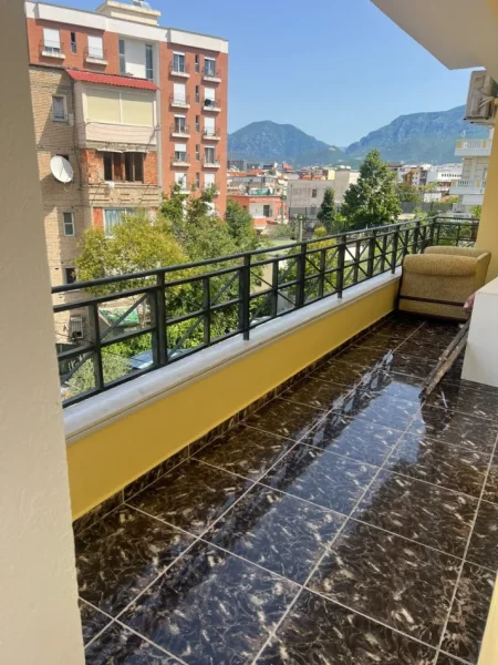 Tirane, jepet me qera apartament 2+1 Kati 3, 150 m² 800 € (Ali Demi)