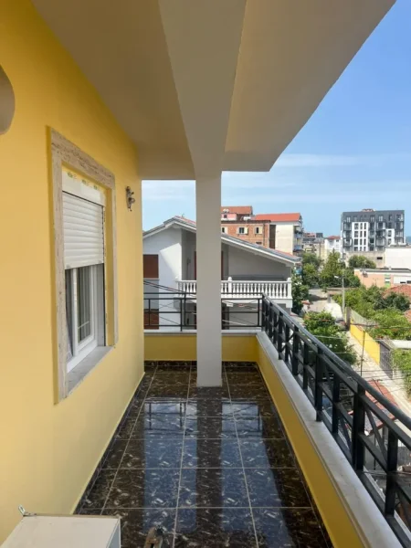 Tirane, jepet me qera apartament 2+1 Kati 3, 150 m² 800 € (Ali Demi)
