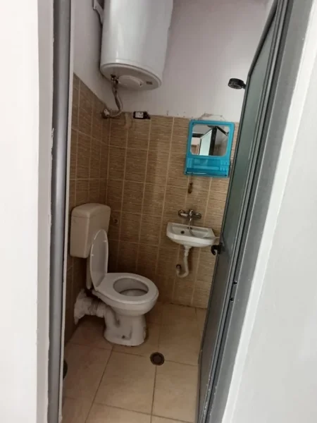 Tirane, jepet me qera apartament 1+1 Kati 1, 30 m² 200 € (Xhamllik)