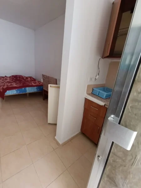 Tirane, jepet me qera apartament 1+1 Kati 1, 30 m² 200 € (Xhamllik)