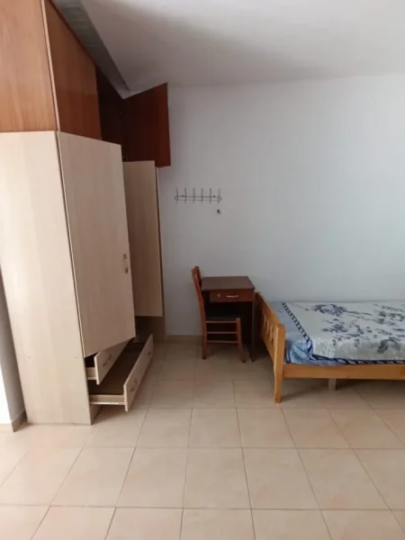 Tirane, jepet me qera apartament 1+1 Kati 1, 30 m² 200 € (Xhamllik)