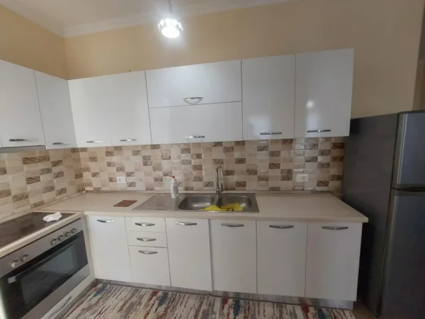 Tirane, jepet me qera apartament 2+1 Kati 1, 100 m² 500 € (Spitali Amerikan 2)