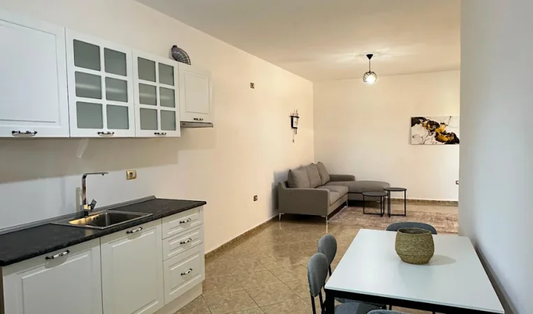 Tirane, jepet me qera shtepi 1+1 , 80 m² 400 €