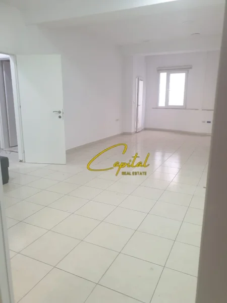 Tirane, jepet me qera zyre Kati 2, 70 m² 850 € (RRUGA E KAVAJES)