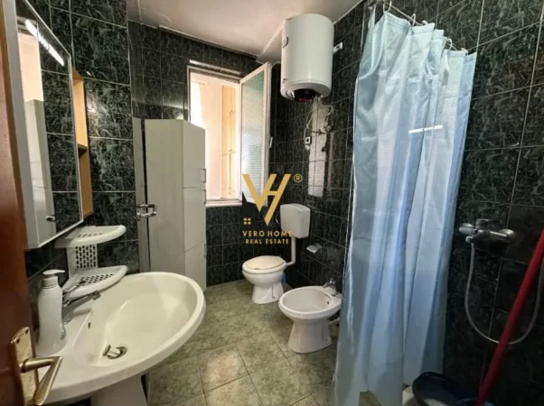 Tirane, jepet me qera apartament 2+1+Ballkon Kati 4, 78 m² 600 € (SHKOLLA E KUQE)