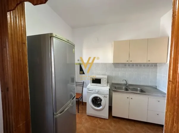 Tirane, jepet me qera apartament 2+1+Ballkon Kati 4, 78 m² 600 € (SHKOLLA E KUQE)