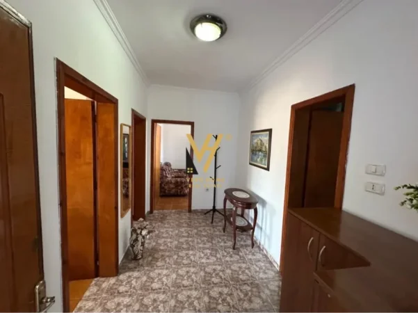 Tirane, jepet me qera apartament 2+1+Ballkon Kati 4, 78 m² 600 € (SHKOLLA E KUQE)
