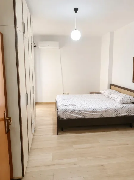 Tirane, jepet me qera apartament 1+1 Kati 4, 500 € 