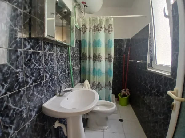 Tirane, jepet me qera apartament 1+1 Kati 4, 50 m² 480 € (Myslym Shyri prane someg)