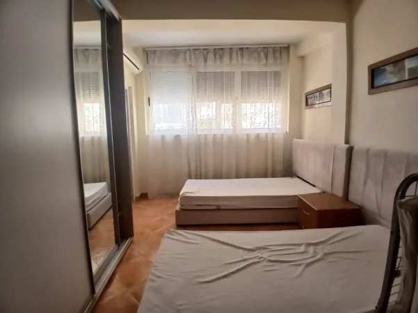 Tirane, jepet me qera apartament 1+1 Kati 4, 50 m² 480 € (Myslym Shyri prane someg)