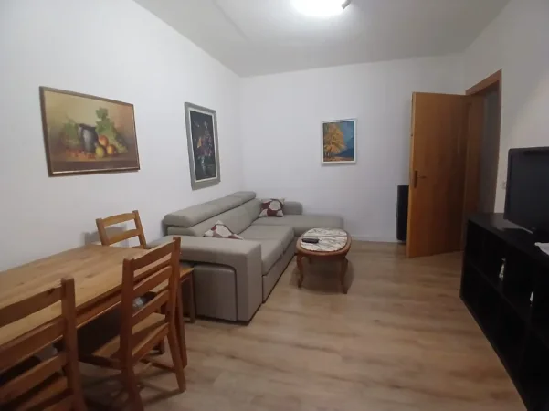Tirane, jepet me qera apartament 1+1 Kati 4, 50 m² 480 € (Myslym Shyri prane someg)