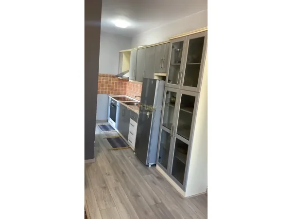 Tirane, jepet me qera apartament 2+1 Kati 5, 90 m² 800 € (APARTAMENT 2+1 ME QIRA, NE KRAH TE AMBASADES AMERIKANE, TIRANE!)