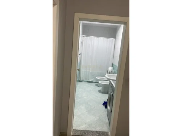 Tirane, jepet me qera apartament 2+1 Kati 5, 90 m² 800 € (APARTAMENT 2+1 ME QIRA, NE KRAH TE AMBASADES AMERIKANE, TIRANE!)
