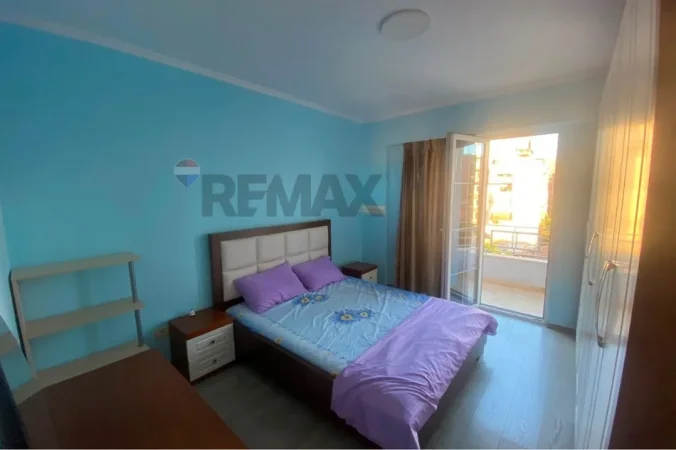 Tirane, jepet me qera apartament 2+1+Ballkon Kati 4, 75 m² 650 € (Rruga barikadave)