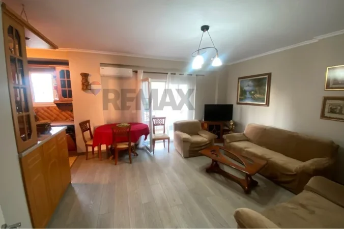 Tirane, jepet me qera apartament 2+1+Ballkon Kati 4, 75 m² 650 € (Rruga barikadave)