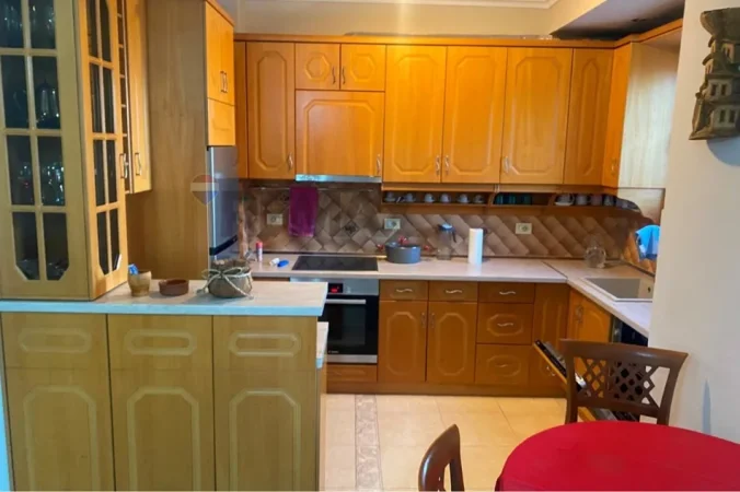 Tirane, jepet me qera apartament 2+1+Ballkon Kati 4, 75 m² 650 € (Rruga barikadave)