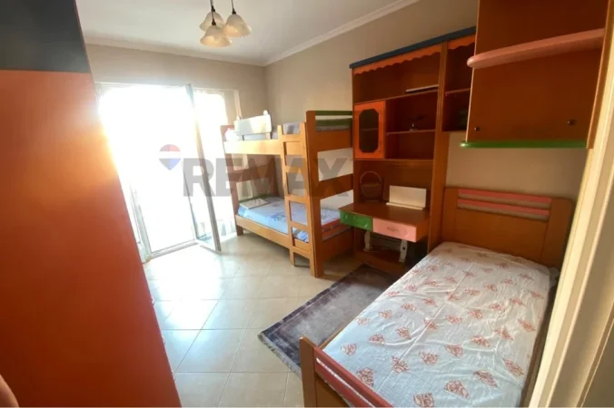 Tirane, jepet me qera apartament 2+1+Ballkon Kati 4, 75 m² 650 € (Rruga barikadave)