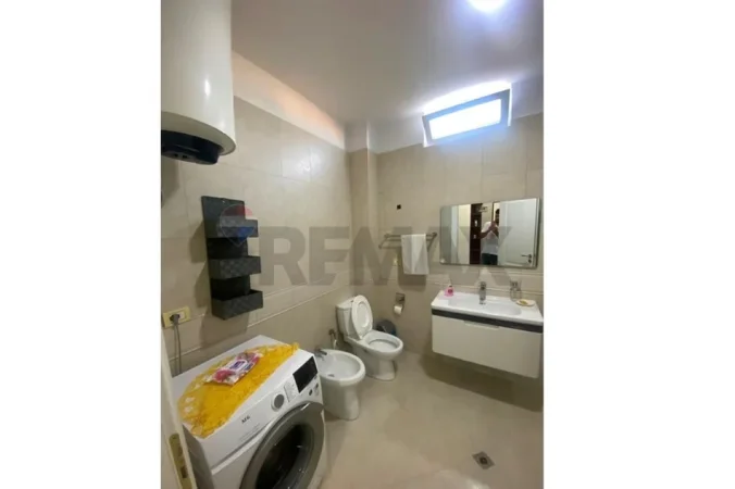Tirane, jepet me qera apartament 2+1+Ballkon Kati 4, 75 m² 650 € (Rruga barikadave)