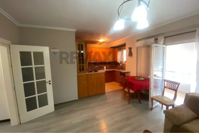 Tirane, jepet me qera apartament 2+1+Ballkon Kati 4, 75 m² 650 € (Rruga barikadave)