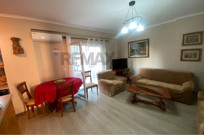Tirane, jepet me qera apartament 2+1+Ballkon Kati 4, 75 m² 650 € (Rruga barikadave)