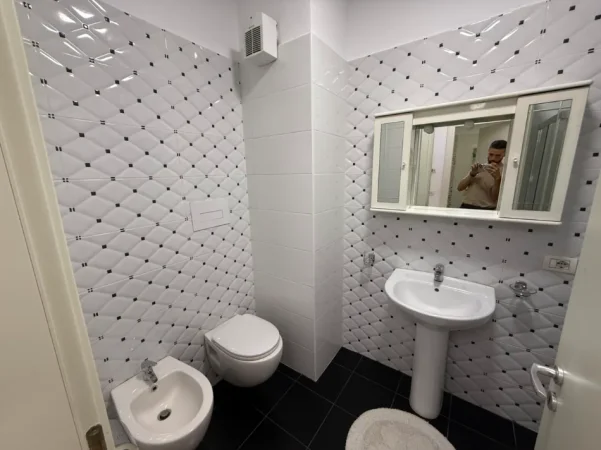 Tirane, jepet me qera apartament 2+1 Kati 2, (Ali Demi)
