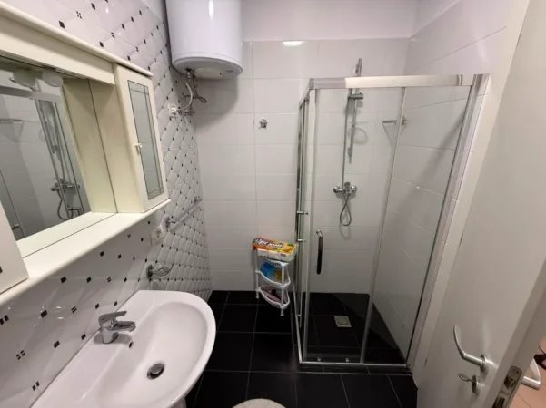 Tirane, jepet me qera apartament 2+1 Kati 2, (Ali Demi)