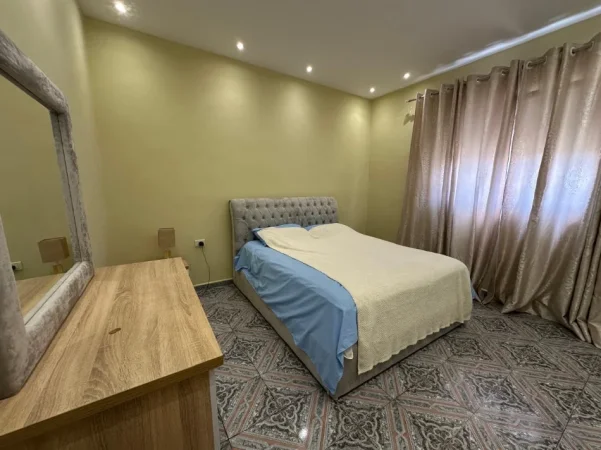 Tirane, jepet me qera apartament 3+1 Kati 2, 150 m² 750 € (Sheshi shqiponja)