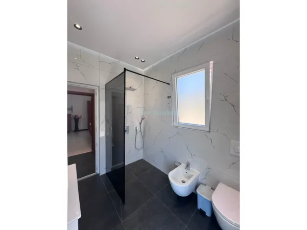 Shqiperi, jepet me qera apartament 2+1+Ballkon Kati 2, 100 m² 600 € (Pjeter Budi)