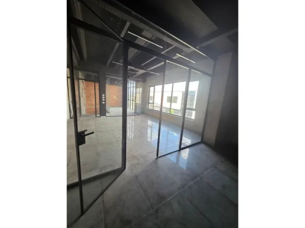 Tirane, shitet ambjent biznesi , 1.000 m² 1.800.000 € (Autostade Tirane Durres)
