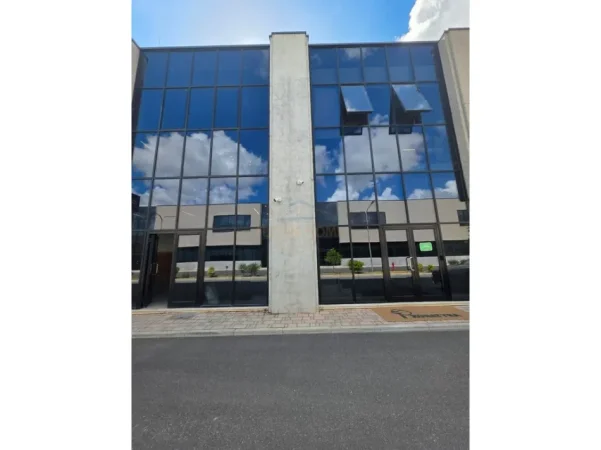 Tirane, shitet ambjent biznesi , 1.000 m² 1.800.000 € (Autostade Tirane Durres)