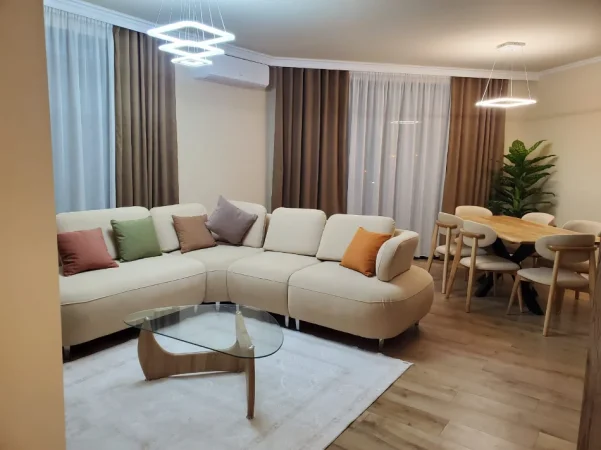 Tirane, jepet me qera apartament 2+1+Ballkon Kati 1, 116 m² 1.500 € 