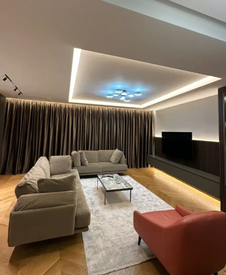 Tirane, jepet me qera apartament 2+1 , 133 m² 3.000 € 