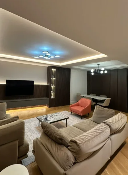 Tirane, jepet me qera apartament 2+1 , 133 m² 3.000 € 