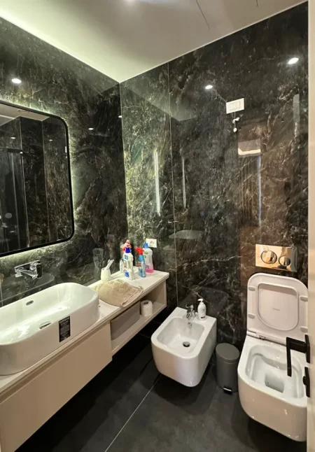 Tirane, jepet me qera apartament 2+1 , 133 m² 3.000 € 