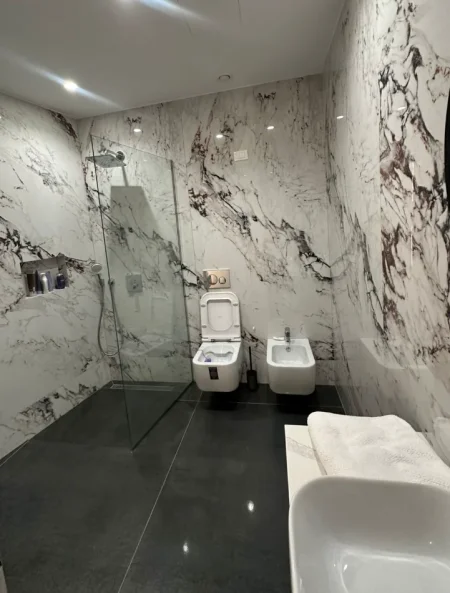 Tirane, jepet me qera apartament 2+1 , 133 m² 3.000 € 