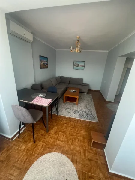 Tirane, jepet me qera apartament 1+1 Kati 5, 60 m² 450 € (spitali qsut)