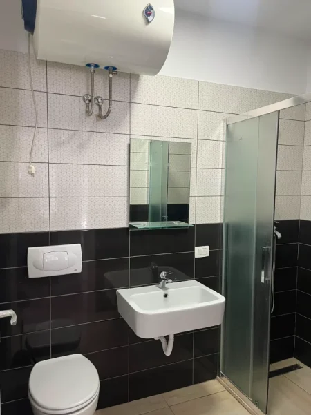 Tirane, jepet me qera apartament 2+1 Kati 4, 100 m², Çmimi 55.000 Lekë të Reja,(Rr.Siri Kodra,Ish-Frigoriferi,Pallatet Kontakt, Tiranë)