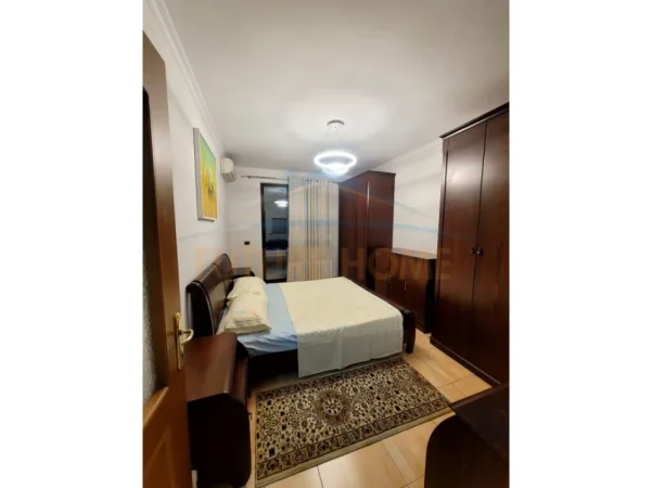 Tirane, jepet me qera apartament 2+1+Ballkon Kati 5, 115 m² 800 € (21 Dhjetori)