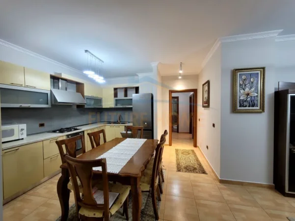 Tirane, jepet me qera apartament 2+1+Ballkon Kati 5, 115 m² 800 € (21 Dhjetori)