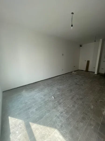 Tirane, jepet me qera zyre Kati 3, 70 m² 450 € (LAPRAKE)