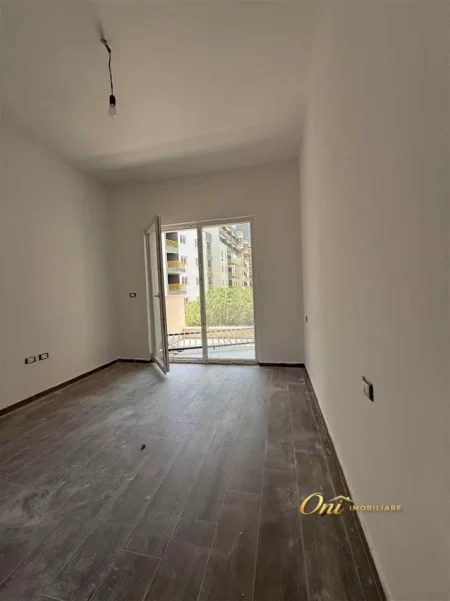 Tirane, jepet me qera zyre Kati 3, 70 m² 450 € (LAPRAKE)