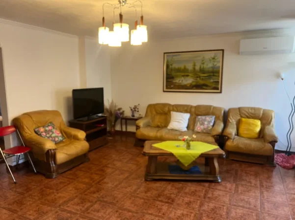 Shqiperi, jepet me qera apartament 2+1 Kati 2, 100 m² 650 € (Zogu i Zi)
