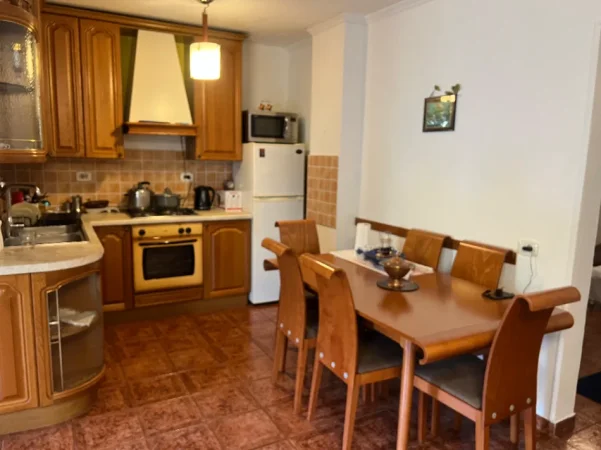 Shqiperi, jepet me qera apartament 2+1 Kati 2, 100 m² 650 € (Zogu i Zi)