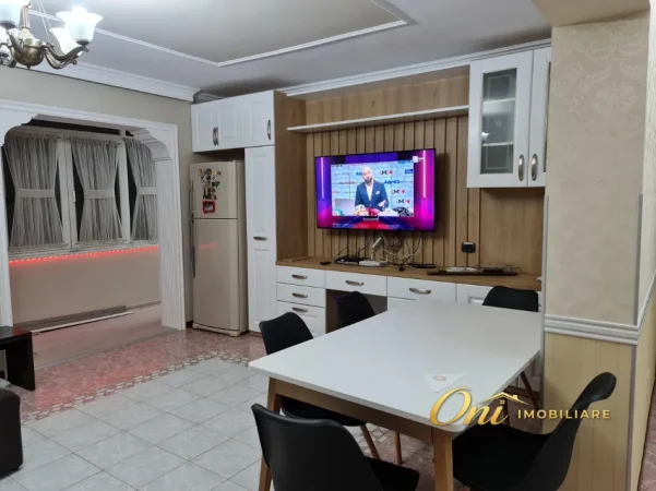 Tirane, jepet me qera apartament 3+1 Kati 4, 125 m² 750€ (LIQENI ARTIFICIAL)