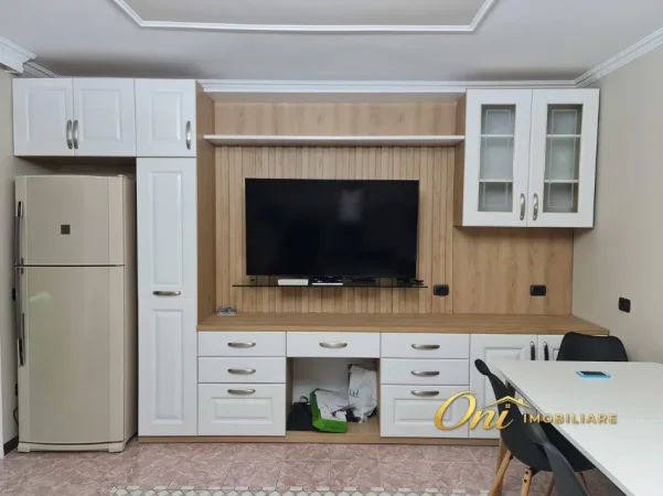 Tirane, jepet me qera apartament 3+1 Kati 4, 125 m² 750€ (LIQENI ARTIFICIAL)