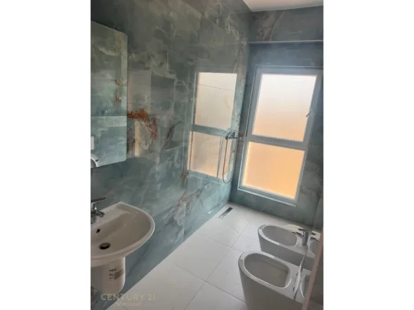 Tirane, jepet me qera apartament 2+1 Kati 6, 123 m² 800 € (Laprake kompleksi aura)