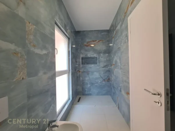 Tirane, jepet me qera apartament 2+1 Kati 6, 123 m² 800 € (Laprake kompleksi aura)