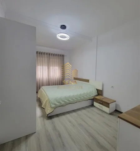 Tirane, jepet me qera apartament 1+1+Ballkon Kati 4, 70 m² 600 € (Oxhaku)