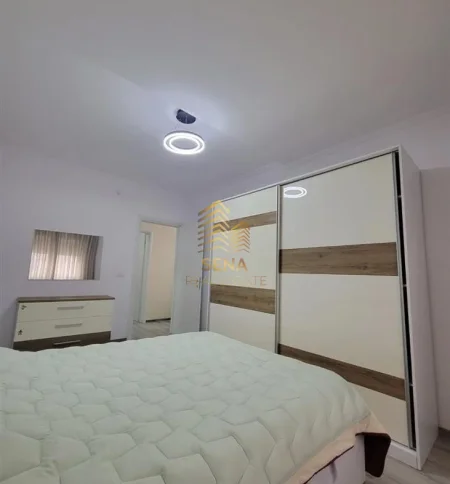 Tirane, jepet me qera apartament 1+1+Ballkon Kati 4, 70 m² 600 € (Oxhaku)